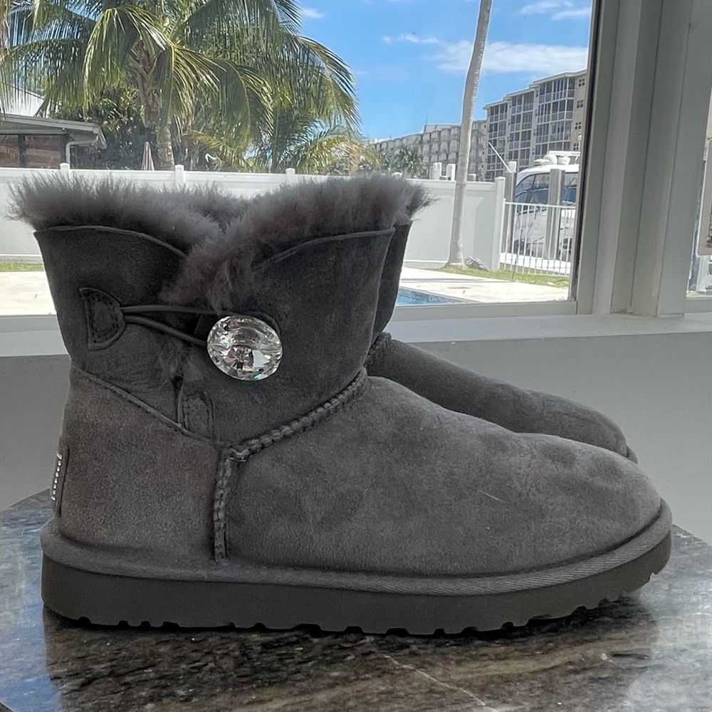 NWOB UGG Swarovski Crystal Mini Bailey Button Bling Gay Size 7